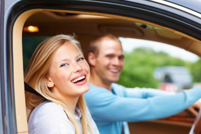 Happy Virginia couple in car who took Virginia driver improvement class online